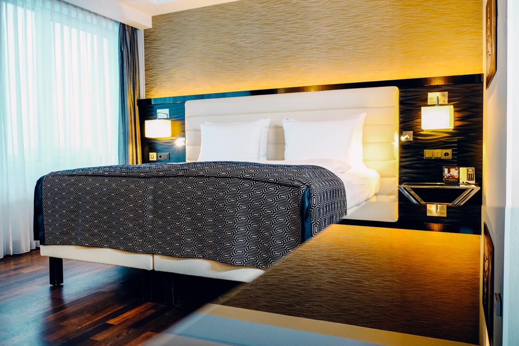 فندق بالاس برلين الغرفة الصورة A bed with a bed skirt