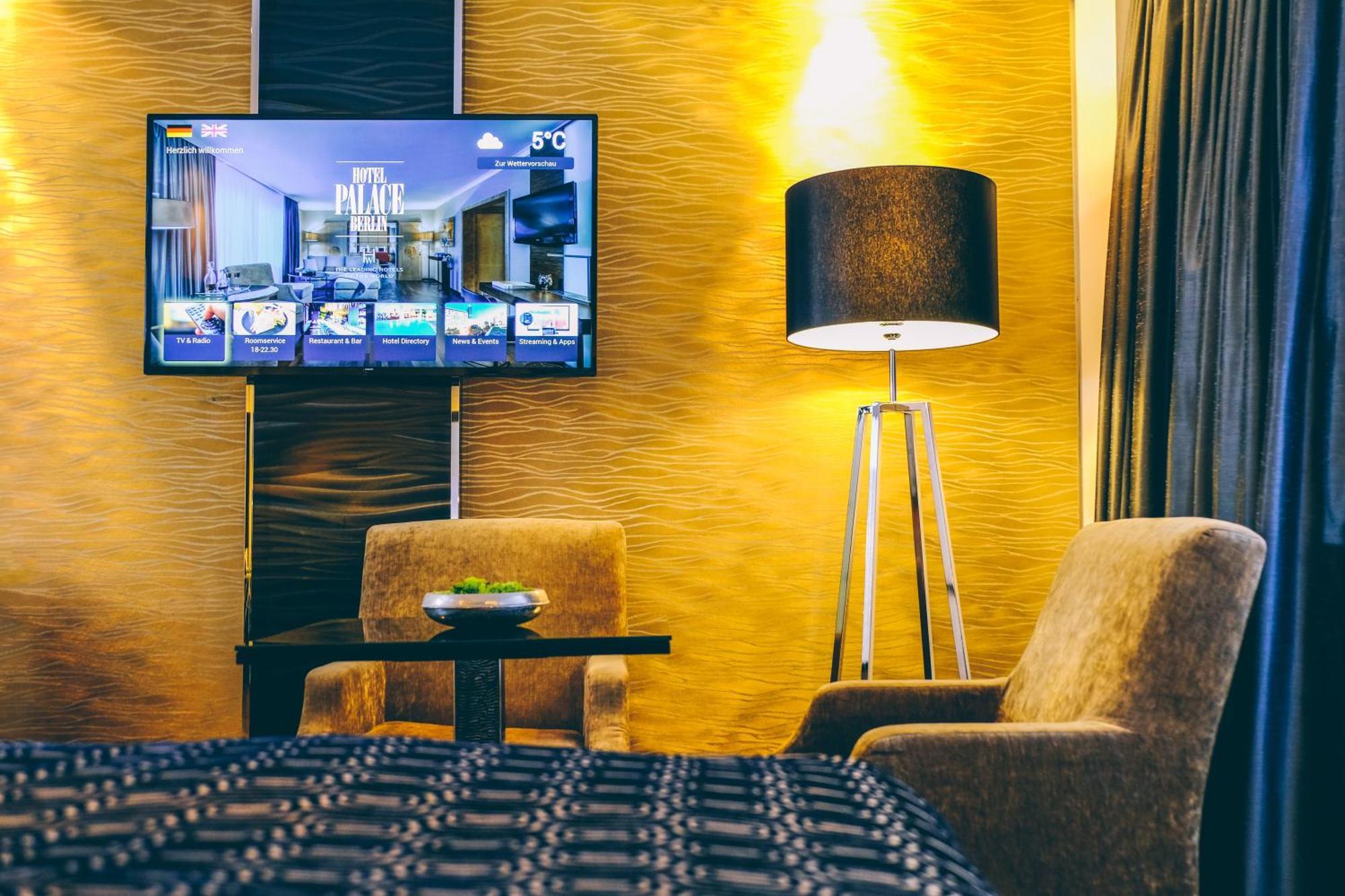 فندق بالاس برلين المظهر الخارجي الصورة A television in a hotel room